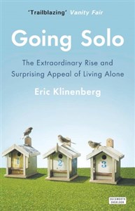 Obrazek Going Solo: The Extraordinary Rise and Surprising Appeal of Living Alone